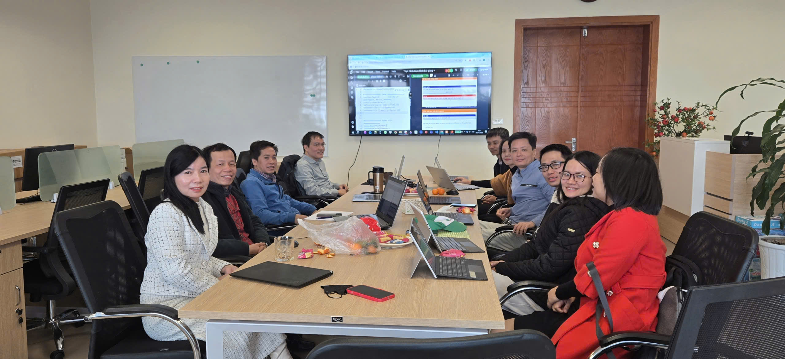 Sinh hoạt chuyên môn: Ứng dụng công nghệ trong thiết kế slide bài giảng