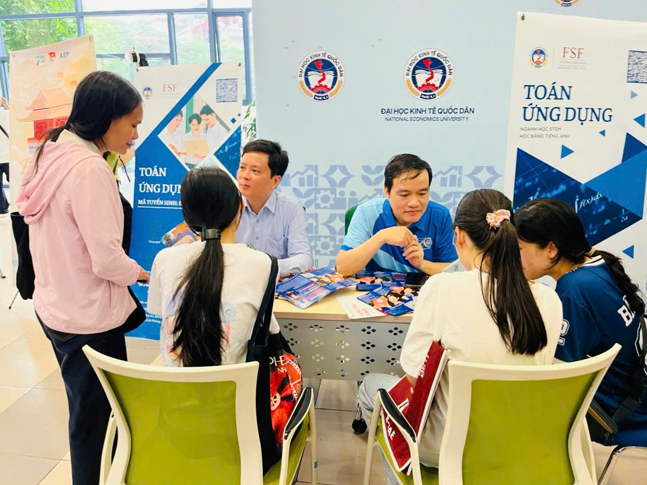 Giảng viên Khoa Khoa học cơ sở tư vấn ngành Toán ứng dụng (EP30) tại ngày hội “Một ngày là sinh viên Đại học Kinh tế Quốc dân””