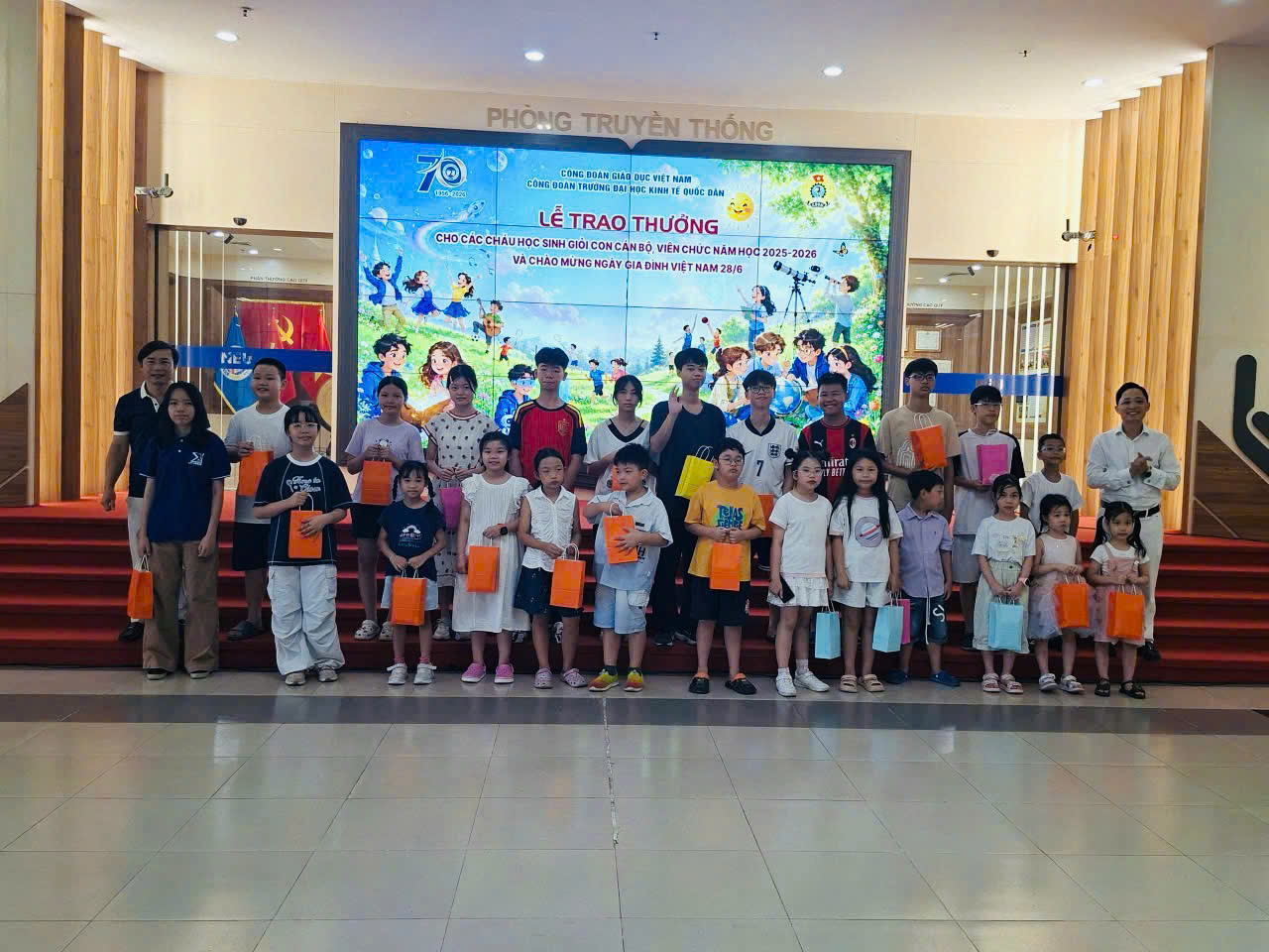 Con em cán bộ, giảng viên Khoa Khoa học cơ sở được NEU tuyên dương tại Lễ trao thưởng học sinh giỏi năm học 2025–2026