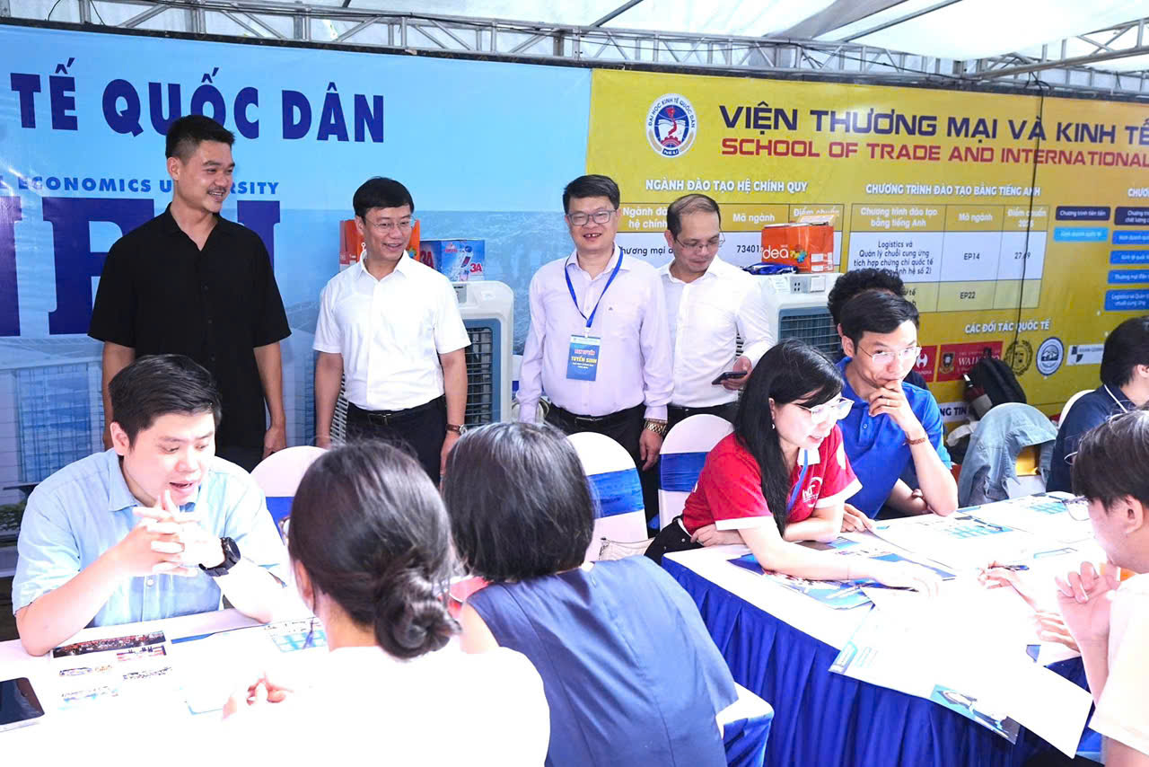Giảng viên Chương trình Toán ứng dụng NEU đồng hành cùng thí sinh tại Ngày hội lựa chọn nguyện vọng xét tuyển đại học – cao đẳng 2026